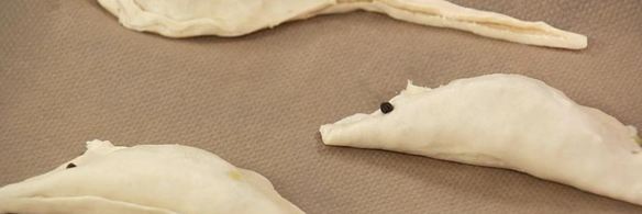 слоеные пирожки с мясом и капустой