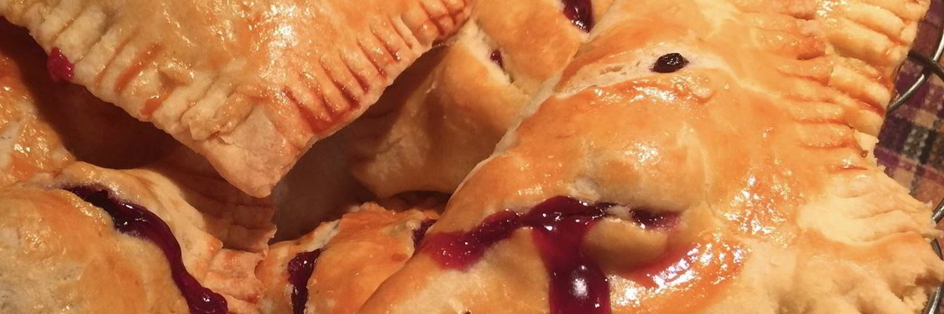 Слоеные пирожки с вишней на пиве