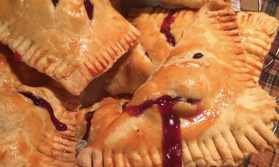 Рецепт слоеных пирожков с вишней на пиве