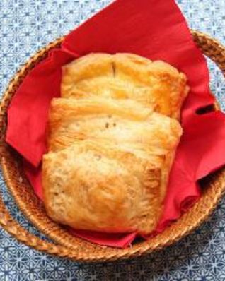 Слоеные пирожки с яблочной начинкой