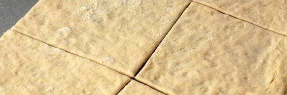 слоеные пирожки с яйцом и зеленым луком