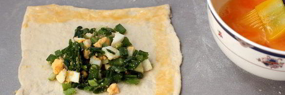 слоеные пирожки с яйцом и зеленым луком