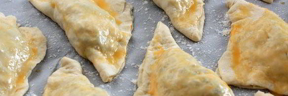 слоеные пирожки с яйцом и зеленым луком