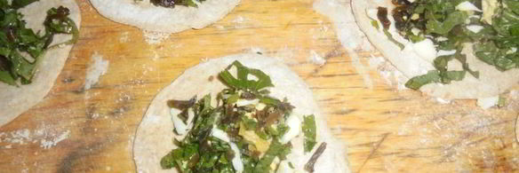 цельнозерновые пирожки со снытью, морской капустой и яйцом