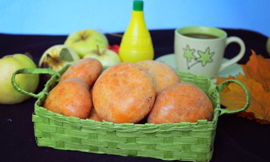 Рецепт творожных пирожков с яблоками и изюмом