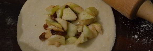 творожные пирожки с яблоками и изюмом