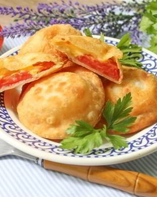 Вкусные пирожки Бомбочки с помидорами и брынзой