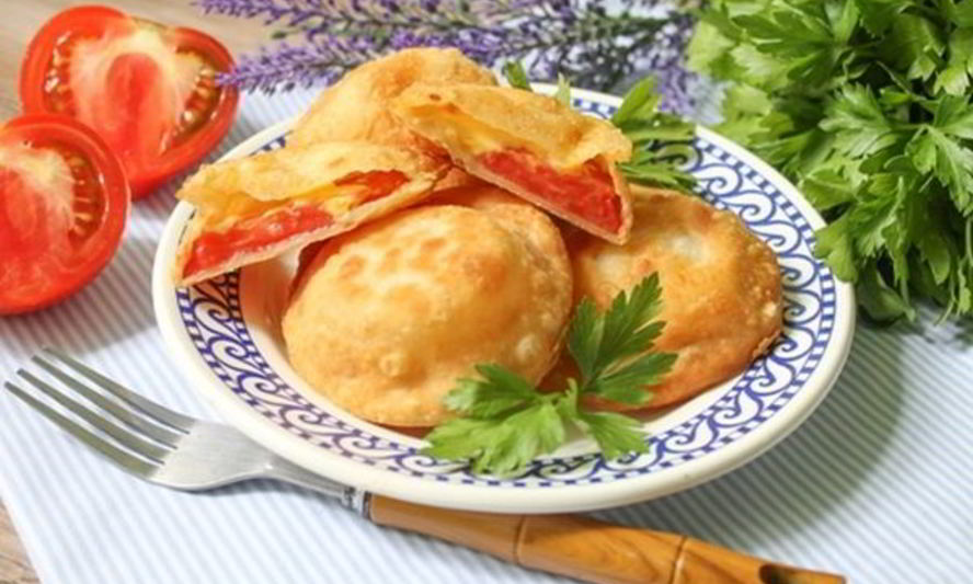 Рецепт вкусных пирожков бомбочки с помидорами и брынзой