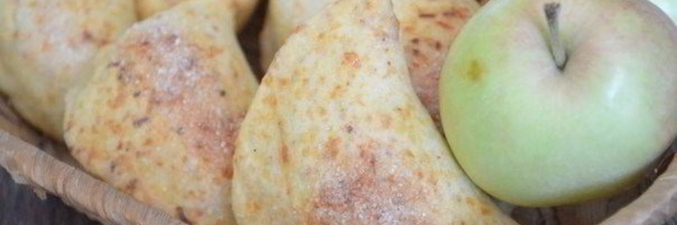 Яблочные пирожки из сырного теста
