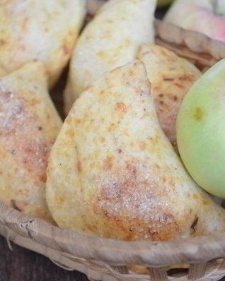 Яблочные пирожки из сырного теста