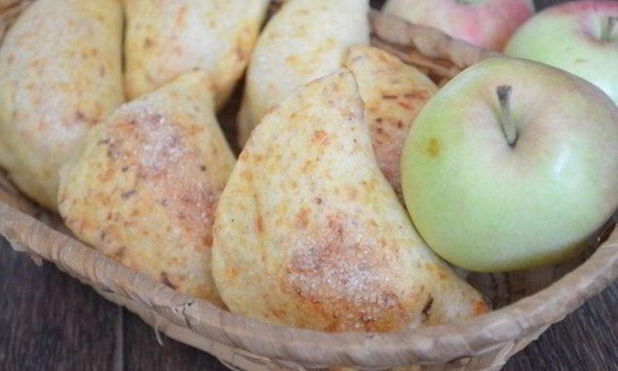 Рецепт яблочных пирожков из сырного теста