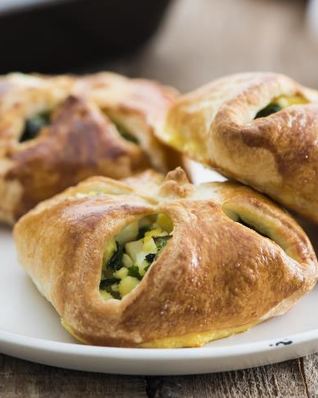 Яичные пирожки с черемшой и зеленым луком