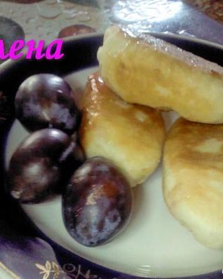 Жаренные пирожки со сливами