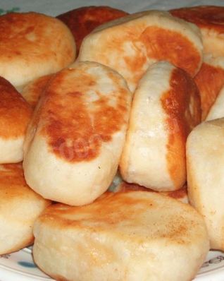 Жареные пирожки из теста на молоке с картошкой