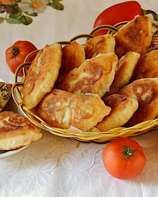 Жареные пирожки с луком и яйцом на кефире