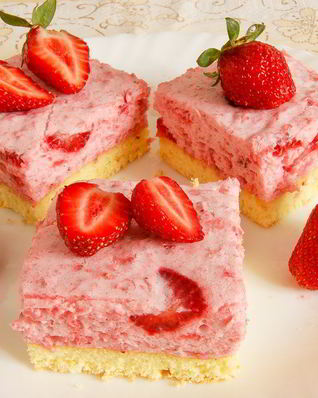 Бисквитное пирожное с клубничным суфле