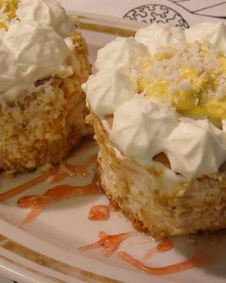 Бисквитные пирожные Маргаритки с заварным кремом и сливками