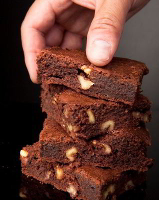 Брауни с фундуком и имбирным маслом