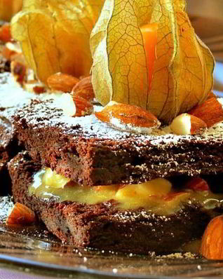 Брауни с миндалем и карамелью