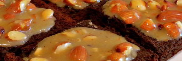брауни с миндалем и карамелью