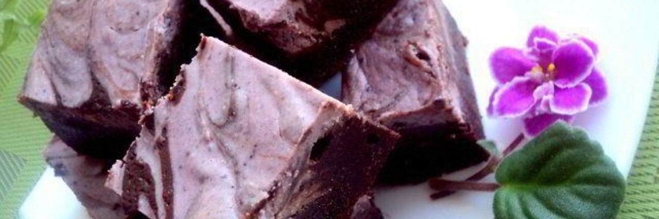 Брауни с сырно-черничной прослойкой