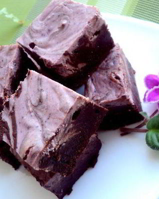 Брауни с сырно-черничной прослойкой