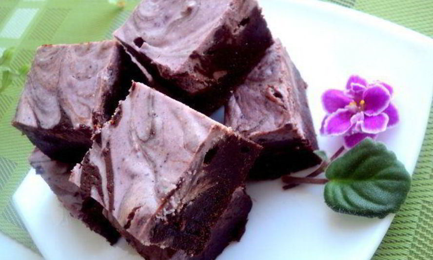 Рецепт брауни с сырно-черничной прослойкой