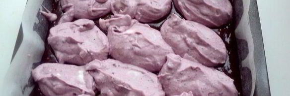 брауни с сырно-черничной прослойкой