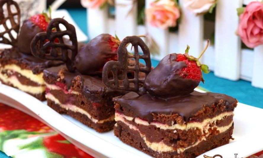 Рецепт брауни с творогом и клубникой