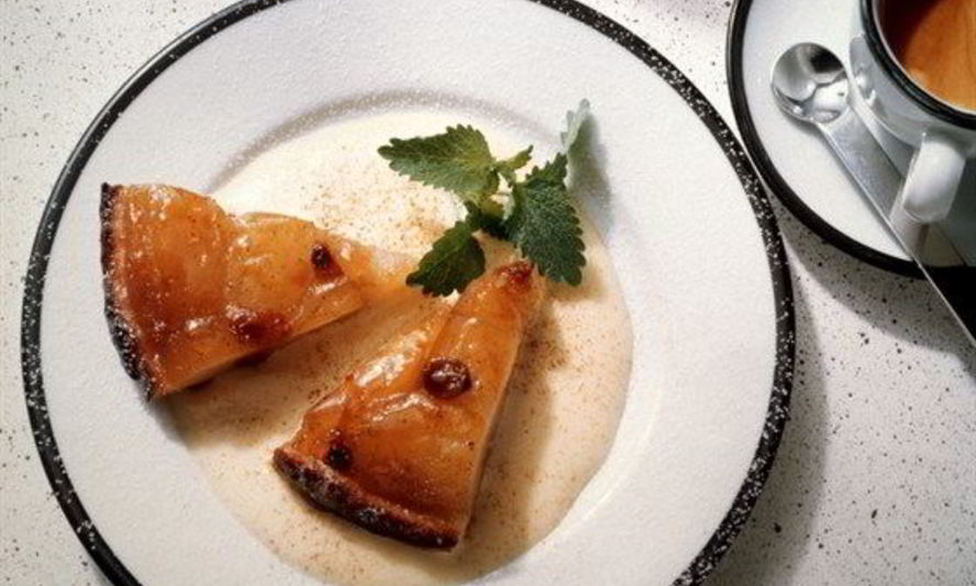 Рецепт французских яблочных пирожных с грецкими орехами, медом и изюмом