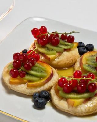 Карамельные пирожные с фруктами