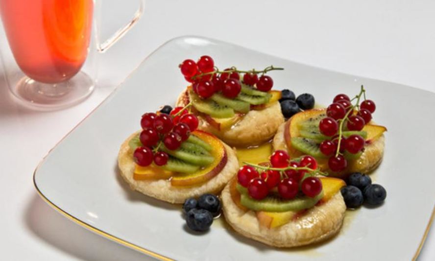 Рецепт карамельных пирожных с фруктами