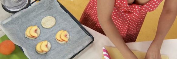 карамельные пирожные с фруктами