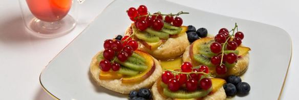 карамельные пирожные с фруктами