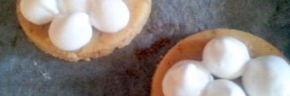 миндальные пирожные с капельками из безе очень быстро