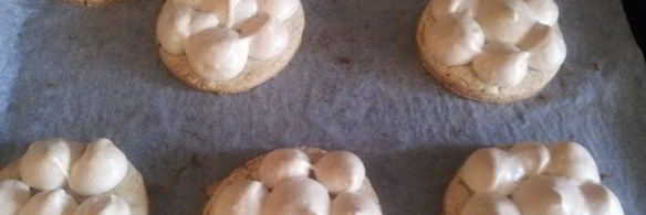 миндальные пирожные с капельками из безе очень быстро