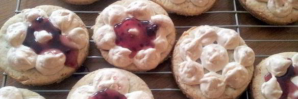 миндальные пирожные с капельками из безе очень быстро