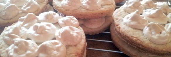 миндальные пирожные с капельками из безе очень быстро