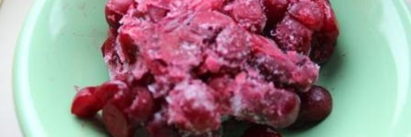 нежное песочное пирожное с вишней и фундуком