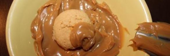 нежное песочное пирожное с вишней и фундуком