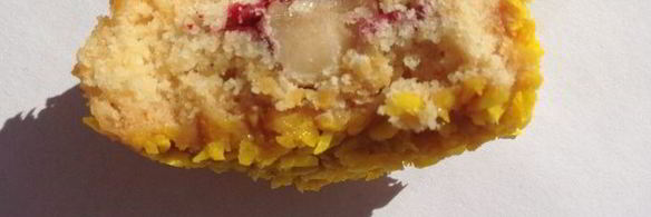 нежное песочное пирожное с вишней и фундуком