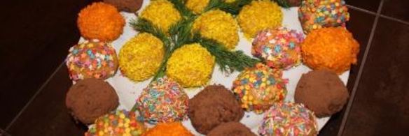 нежное песочное пирожное с вишней и фундуком