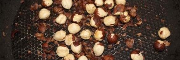 нежное песочное пирожное с вишней и фундуком