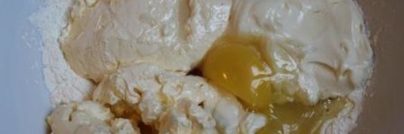 нежное песочное пирожное с вишней и фундуком