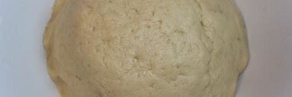 нежное песочное пирожное с вишней и фундуком