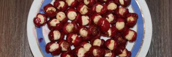 нежное песочное пирожное с вишней и фундуком