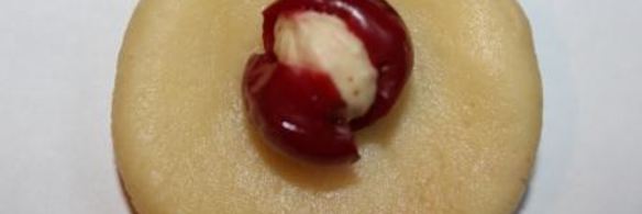 нежное песочное пирожное с вишней и фундуком