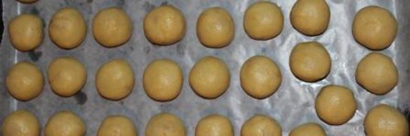 нежное песочное пирожное с вишней и фундуком