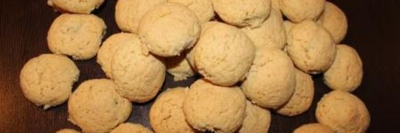 нежное песочное пирожное с вишней и фундуком