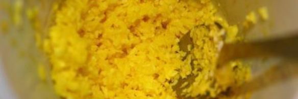 нежное песочное пирожное с вишней и фундуком